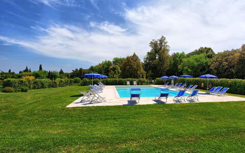 La Rimessa: Propriété, Herbe, Piscine, Ciel, Pelouse, Immobilier, Lot Terre, Architecture, Maison, Loisir