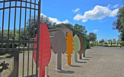 La Rimessa: Espace Public, Le Fer, Établissements Humains, Arbre, Feuille, Clôture, Terrain De Jeux, Ville, Architecture, Métal