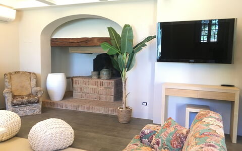 La Rimessa: Pièce, Salon, Propriété, Design Intérieur, Meubles, Sol, Bâtiment, Immobilier, Table, Maison