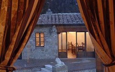 Villa Fontanelle: Design Intérieur, Bois, Propriété, Textile, Pièce, Traitement De Fenetre, Design Intérieur, Sol, Maison