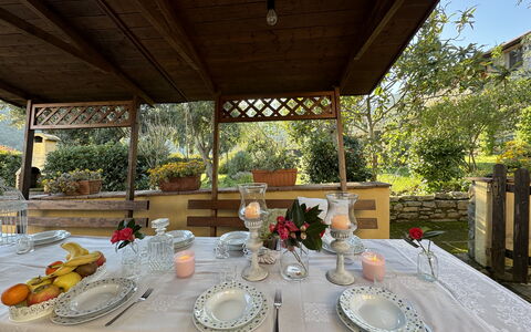 Podere Di Mero Casolare: Meubles, Table, Nappe De Table, Chaise, Design Intérieur, Table Cuisine Et Salle A Manger, Linge, Serveware, Restaurant, Salle À Manger