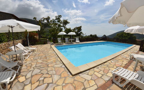 Podere Di Mero Casolare: L'Eau, Ciel, Nuage, Propriété, Piscine, Plante, Bleu Azur, Arbre, Mobilier De Jardin, Ombre