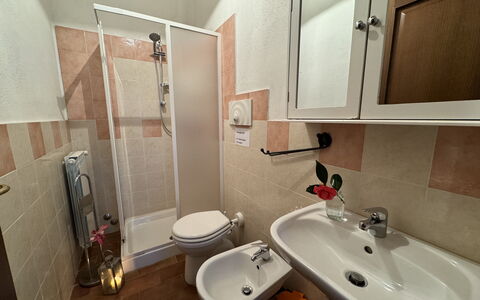 Podere Di Mero Casolare: Sol, Sol, Design Intérieur, Luminaire Plomberie, Pièce, Évier, Plomberie, Robinet, Salle De Bains, Toilette