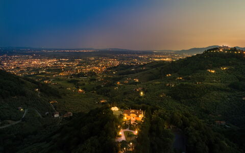 Villa Alfresco: La Nature, Horizon, Paysage, Colline, Établissements Humains, Soirée, Nuit, Station De Montagne, Crépuscule, Vue Du Ciel