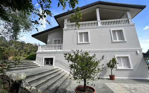 Villa Alfresco: Zone Résidentielle, Domicile, Maison, Toit, Chalet, Biens, Siding, Porche, Balcon, Ombre