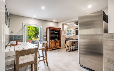 Villa Alfresco: Meubles, Sol, Design Intérieur, Sol, Bois, Parquet, Plafond, Cuisine, Principaux Appliance, Comptoir