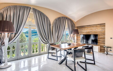 Villa Alfresco: Meubles, Design Intérieur, Canapé, Sol, Sol, Éclairage, Salon, Table, Plafond, Domicile