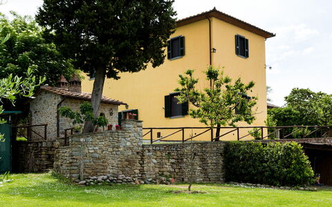 Casale Vacanze Il Granaio: Propriété, Maison, Vert, Mur, Bâtiment, Architecture, Arbre, Zone Rurale, Ciel, Herbe