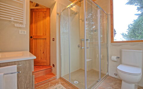 Casa Fioraie: Propriété, Pièce, Salle De Bains, Immobilier, Maison, Domicile, Bâtiment, Sol, Tuile, Porte