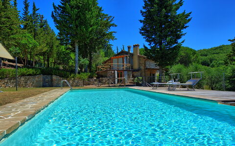 Casa Fioraie: Piscine, Propriété, L'Eau, Loisir, Paysage Naturel, Biens, Immobilier, Maison, Bâtiment, Vacances