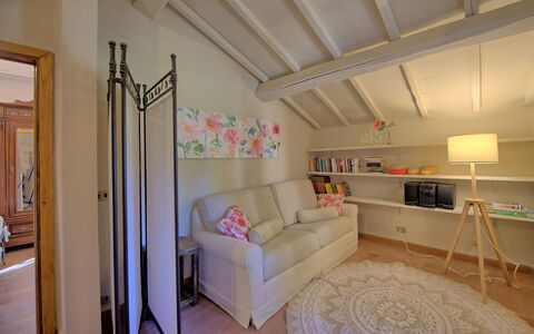 Casa Fioraie: Pièce, Propriété, Lit, Meubles, Chambre, Bâtiment, Design Intérieur, Plafond, Cadre De Lit, Maison