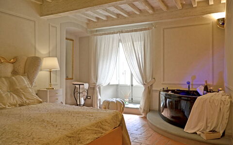 Appartamento Tommasi Fierli: Pièce, Meubles, Chambre, Lit, Propriété, Design Intérieur, Drap De Lit, Cadre De Lit, Rideau, Suite