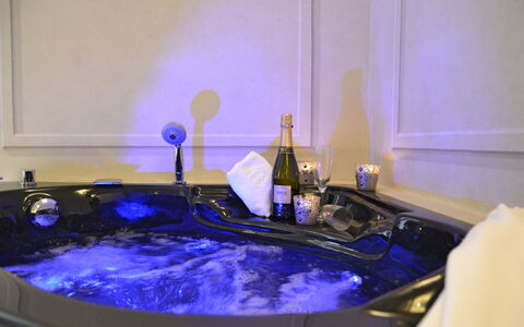 Appartamento Tommasi Fierli: Jacuzzi, Bleu, Pièce, Propriété, Robinet, Baignoire, L'Eau, Luminaire Plomberie, Salle De Bains, Évier