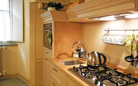 Appartamento Tommasi Fierli: Comptoir, Pièce, Évier, Cuisine, Cabinetry, Propriété, Meubles, Cuisinière, Design Intérieur, Bâtiment