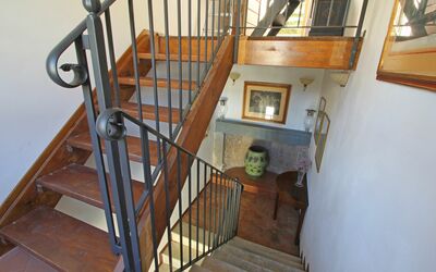 B&b Castello Di Tresana: Escaliers, Balustrade, Le Fer, Balustre, Propriété, Dur, Pièce, Bois, Sol, Métal