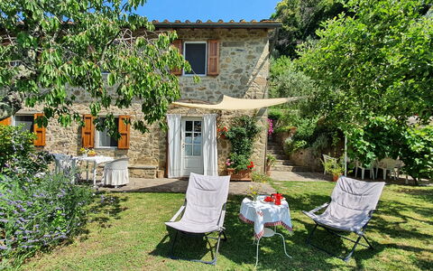 La Casa Del Sole: Plante, Bâtiment, Propriété, Fenêtre, Chaise, Arbre, Maison, Porte, Ciel, Mobilier De Jardin