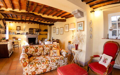 La Casa Del Sole: Propriété, Pièce, Bâtiment, Meubles, Salon, Maison, Immobilier, Plafond, Design Intérieur, Domicile