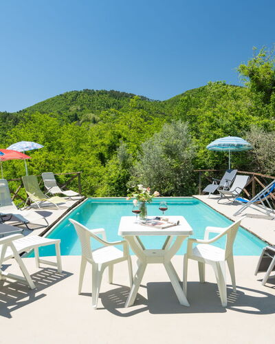Il Castagneto: Ciel, Meubles, Table, Plante, Parapluie, Chaise, Mobilier De Jardin, Piscine, Tableau De Plein Air, Ombre