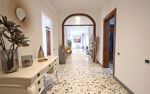 Marina Apartment: Propriété, Pièce, Bâtiment, Immobilier, Sol, Design Intérieur, Maison, Biens, Architecture, Plafond