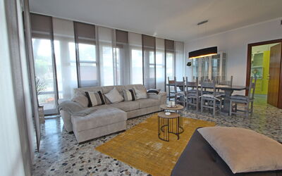 Marina Apartment: Pièce, Propriété, Meubles, Design Intérieur, Bâtiment, Salon, Maison, Immobilier, Sol, Table