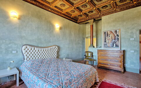 Palazzo Del Capitano: Chambre, Pièce, Propriété, Meubles, Lit, Drap De Lit, Design Intérieur, Bâtiment, Cadre De Lit, Mur