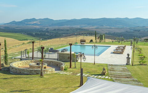 Villa Massimiliano: Ciel, Montagne, L'Eau, Nuage, Ombre, Lot Terre, Herbe, Piscine, Paysage Naturel, Plante