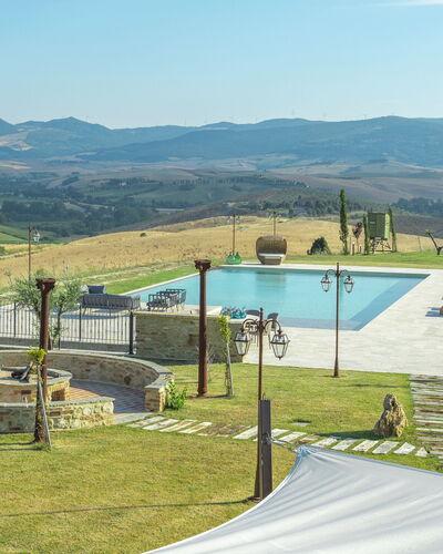 Villa Massimiliano: Ciel, Montagne, L'Eau, Nuage, Ombre, Lot Terre, Herbe, Piscine, Paysage Naturel, Plante