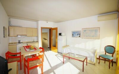 residence-leopardi-marina-di-pietrasanta-apartment-living-room