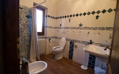 Il Fiasco: Propriété, Évier, Luminaire Plomberie, Lavabo, Salle De Bains, Violet, Robinet, Bâtiment, Rideau, Miroir