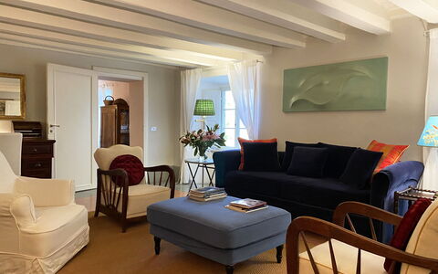 Il Mezzanino: Salon, Pièce, Meubles, Design Intérieur, Propriété, Bâtiment, Plafond, Sol, Table, Mur