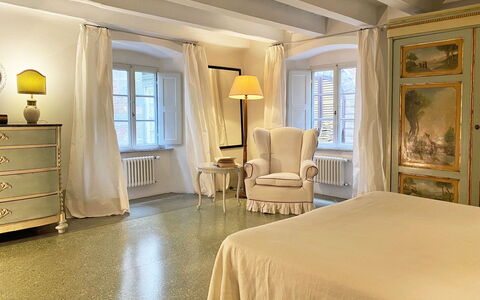 Il Mezzanino: Pièce, Meubles, Propriété, Design Intérieur, Plafond, Lit, Chambre, Bâtiment, Sol, Jaune