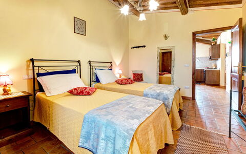 Casale Valdichiana: Chambre, Lit, Pièce, Meubles, Propriété, Drap De Lit, Bâtiment, Design Intérieur, Cadre De Lit, Maison