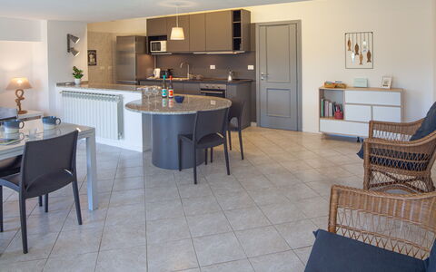 Il Giardino Sul Mare - Levanto: Table, Propriété, Meubles, Comptoir, Cabinetry, Cuisine, Bois, Éclairage, Design Intérieur, Sol