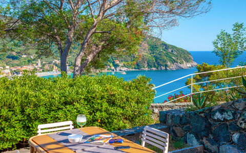 Il Giardino Sul Mare - Levanto: Propriété, Végétation, Immobilier, Arbre, Vacances, Tourisme, Maison, Loisir, Paysage, Baie