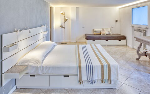 Il Giardino Sul Mare - Levanto: Chambre, Meubles, Lit, Pièce, Propriété, Cadre De Lit, Design Intérieur, Drap De Lit, Suite, Sol