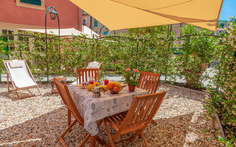 Portovecchio Apartments - Levanto: Propriété, Immobilier, Maison, Pièce, Meubles, Arrière-Cour, Bâtiment, Table, Domicile, Patio