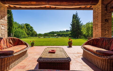 Podere a Lafi: Ciel, Plante, Propriété, La Nature, Vert, Bâtiment, Bois, Herbe, Design Intérieur, Ombre