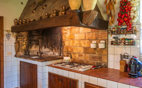 Podere a Lafi: Propriété, Cabinetry, Comptoir, Bois, Design Intérieur, Architecture, Cuisine, Bâtiment, Maison, Cuisinière