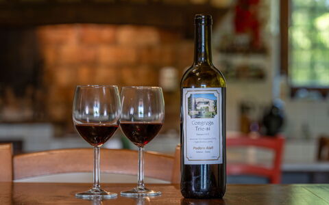 Podere a Lafi: Vaisselle, Drinkware, Bouteille, Du Vin, Verre De Vin, Bar, Bouteille En Verre, Verres À Pied