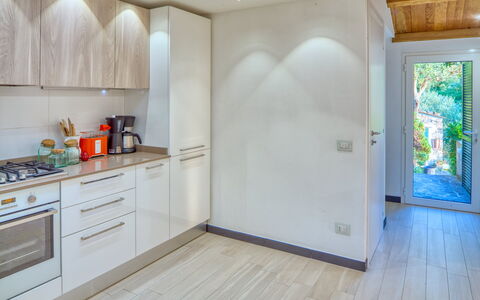 Il Frantoio Del Mesco - Levanto: Bois, Pièce, Sol, Sol, Design Intérieur, Verre, Cuisine, Plafond, Mur, Électroménager