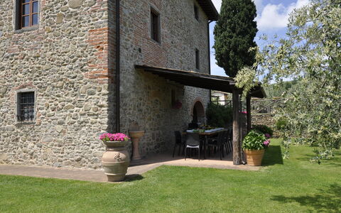 Villa Claudia: Plante, Fenêtre, Bâtiment, Pot De Fleur, Plante D'Appartement, Nuage, Maison, Arbre, Herbe, Arbuste