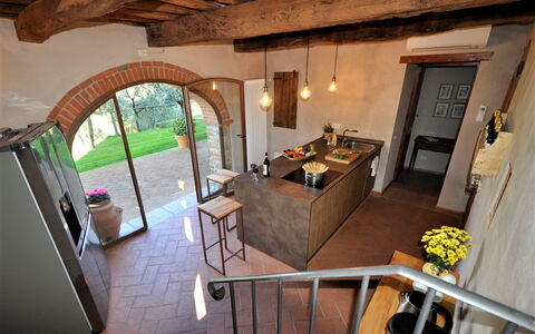 Villa Claudia: Table, Plante, Plante D'Appartement, Bâtiment, Design Intérieur, Sol, Chaise, Canapé, Salon, Bois