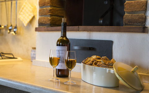 Villa Claudia: Aliments, Table, Bouteille, Vaisselle, Du Vin, Bar, Assiette, Design Intérieur, Drinkware, Bois