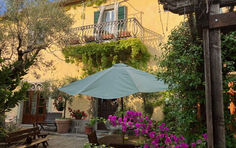 Villa Toppani Del Sodo: Plante, Bâtiment, Propriété, Botanique, Fleur, Ombre, Éclairage, Architecture, Tableau De Plein Air, Maison