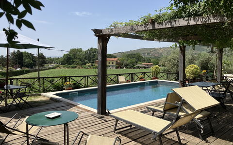 Villa Toppani Del Sodo: L'Eau, Ciel, Plante, Propriété, Piscine, Chaise, Ombre, Arbre, Mobilier De Jardin, Condominium