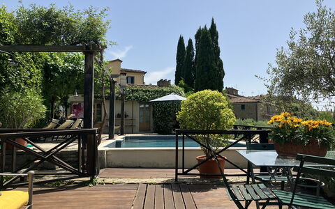 Villa Toppani Del Sodo: Ciel, Table, Bâtiment, Plante, Ombre, Arbre, Mobilier De Jardin, Chaise, Pot De Fleur, Loisir