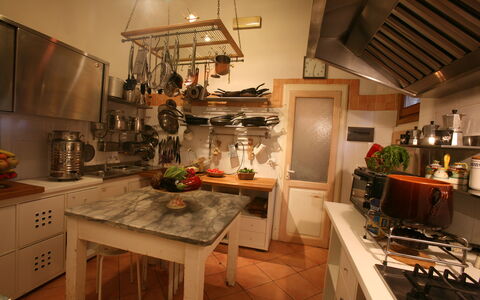 Villa Toppani Del Sodo: Comptoir, Cabinetry, Table, Meubles, Cuisine, Appareil De Cuisine, Éclairage, Cuisinière, Bois, Design Intérieur