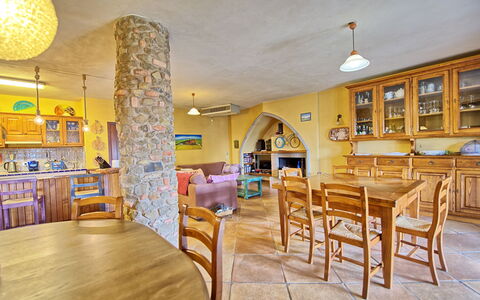 Villa Poggiospinoso: Propriété, Pièce, Bâtiment, Jaune, Design Intérieur, Immobilier, Restaurant, Meubles, Maison, Salle À Manger