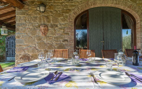 Villa Poggiospinoso: Propriété, Pièce, Mur, Bâtiment, Design Intérieur, Architecture, Table, Maison, Restaurant, Tuile