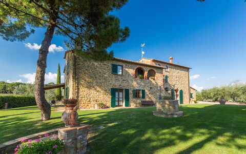 Villa Poggiospinoso: Propriété, Maison, Biens, Domicile, Bâtiment, Ciel, Immobilier, Herbe, Arbre, Architecture